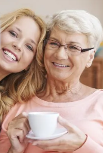 Großmutter erzählt, Mutter und Tochter zusammen bei einer Tasse Tee